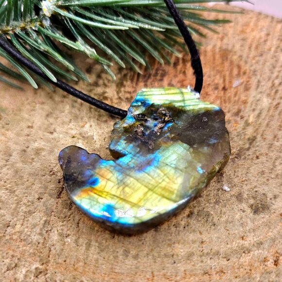 Nature Labradorite Carved Flashy Medusa Big Pendant Necklace - Picture 6 of 9